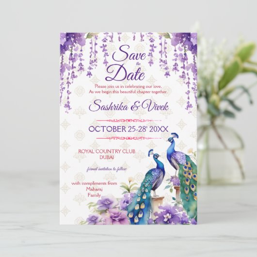 孔雀パープルフラワーインディアン結婚式の日付を保存 招待状 (スタンド正面)