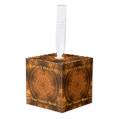 季節の挨拶 – フラクタル木彫り キューブオーナメント (正面アングル)