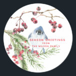 季節の挨拶 – Christmas Greenery w Bird ラウンドシール<br><div class="desc">NewParkLane -エレガントクリスマスのステッカーパーソナライズされたは、クリスマスの緑と水の色の赤い果実と伝統的、かわいい青い鳥（クリステッドティット）との季節の挨拶。</div>