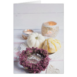 季節の素朴な秋のキャンドル&カボチャの静物生活