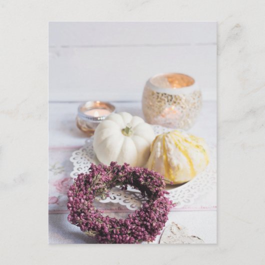 季節の素朴な秋のキャンドル&カボチャの静物生活 ポストカード (正面)