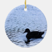 孤独なアヒルの野生生物湖のさざ波写真 セラミックオーナメント (裏面)