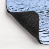 孤独なアヒル野生生物湖の水の波紋の写真 マウスパッド (コーナー)