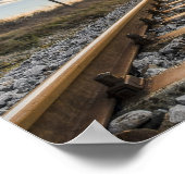 孤独なミュージシャン歩くオンレイルトラックオン ポスター (角)