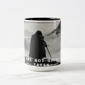 孤独な戦士マグカップ – 白黒ファンタジー ツートーンマグカップ (中央)