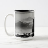 孤独な戦士マグカップ – 白黒ファンタジー ツートーンマグカップ (左)