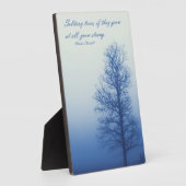 孤独な木が強く成長 – 霧の中のシルエット フォトプラーク (側面)