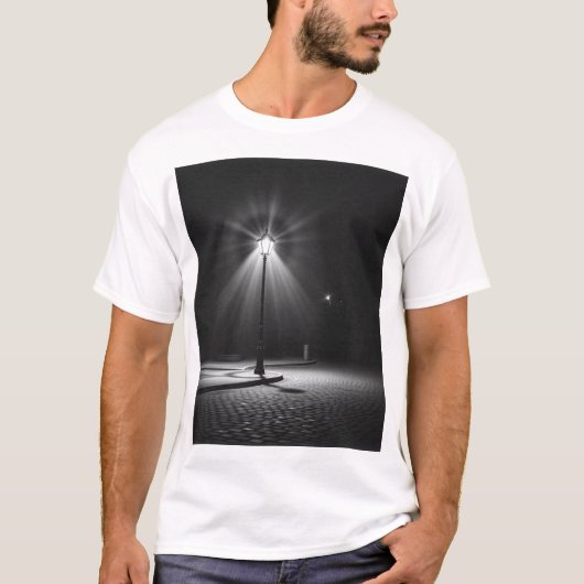 孤独な街灯 – 忘れられない木炭の夜景 Tシャツ (正面)