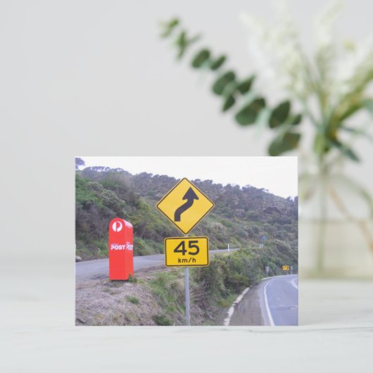 孤立したメールボックスです。 ポストカード (スタンド正面)