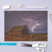 孤立した古い納屋と稲妻ストライキ 薄葉紙 (クラフト)