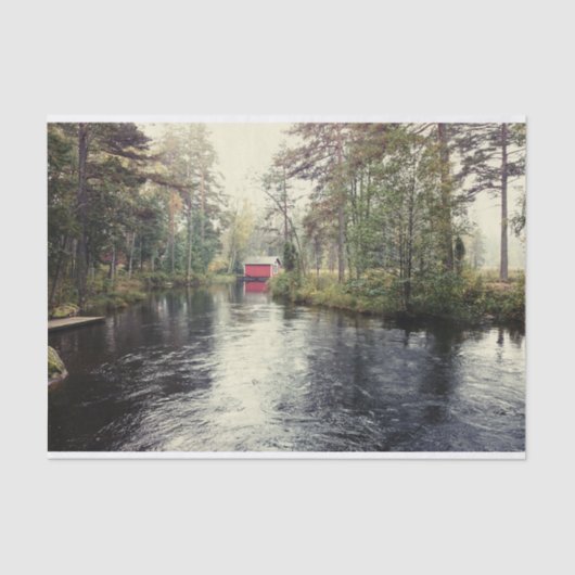 孤立した森と湖にすむ可愛い赤い納屋 薄葉紙 (正面)