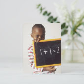 学の算数だ～を抱えている4歳の少年 ポストカード (スタンド正面)