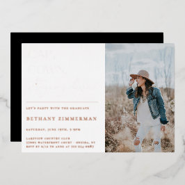 学位記とガウンを着て 卒業パーティーのお知らせ 箔招待状