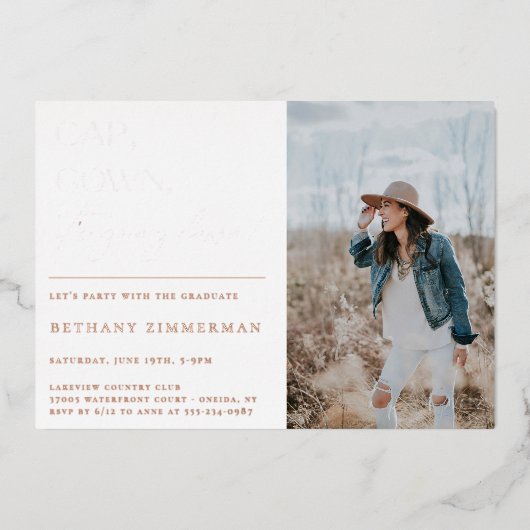 学位記とガウンを着て 卒業パーティーのお知らせ 箔招待状 (正面)