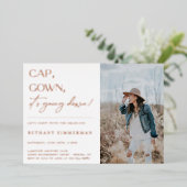 学位記とガウンを着て 卒業パーティーのお知らせ 箔招待状 (立ち正面)