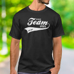 学士おもしろいチームグルームドリンクスポーツロゴ Tシャツ<br><div class="desc">新郎おもしろいの飲みチーム/仲間のtシャツ。シュックールシュの尾を持つ「チーム」ロゴのようなレトロなスポーツを特徴とするデザイン。パーソナライズするカスタムには、日付、場所などを追加するか、文字を削除する。バチュラーパーティやグルメに最適。以下のColorfulgalshopのロゴにクリックある調整製品をチェックする。</div>