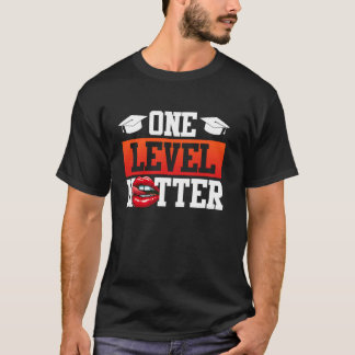 学士号 ONE LEVEL HOTTER 笑える女性の学士 Tシャツ