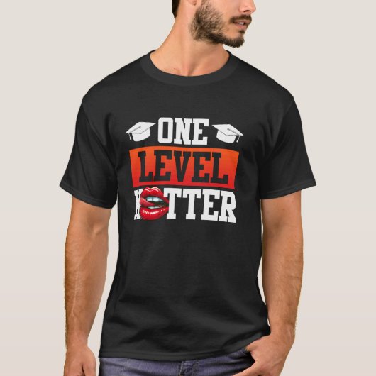 学士号 ONE LEVEL HOTTER 笑える女性の学士 Tシャツ (正面)