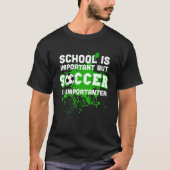 学校おもしろいは重要だがサッカーは重要だ Tシャツ (正面)