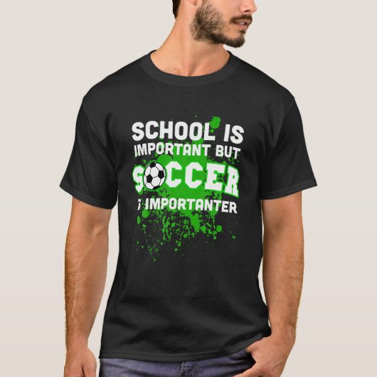 学校おもしろいは重要だがサッカーは重要だ Tシャツ (正面)