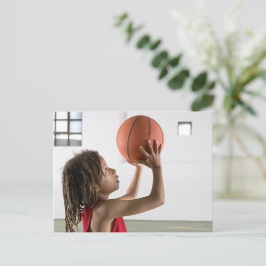 学校でバスケットボールでショットを狙う少年 ポストカード (スタンド正面)