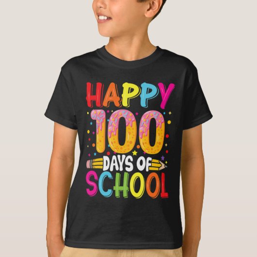 学校で先生と子供たちが100日を祝って幸せそうな日 5 Tシャツ (正面)