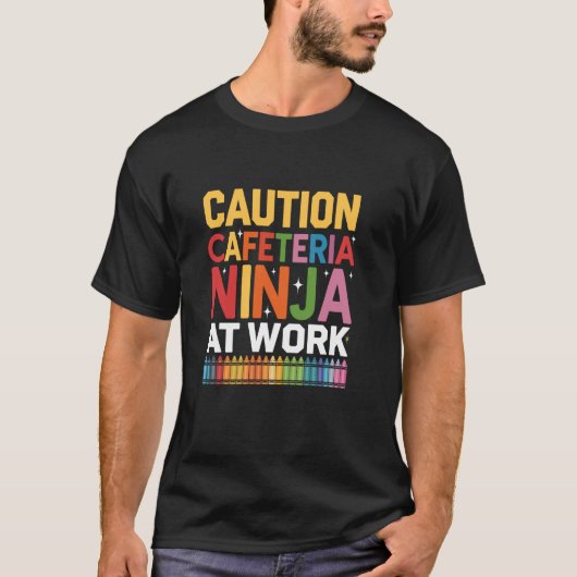 学校に戻る学生 カフェテリアの忍者注意 Tシャツ (正面)