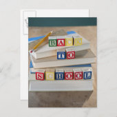 学校に戻る 積み重ねられた本の上の建築ブロック ポストカード (正面/裏面)