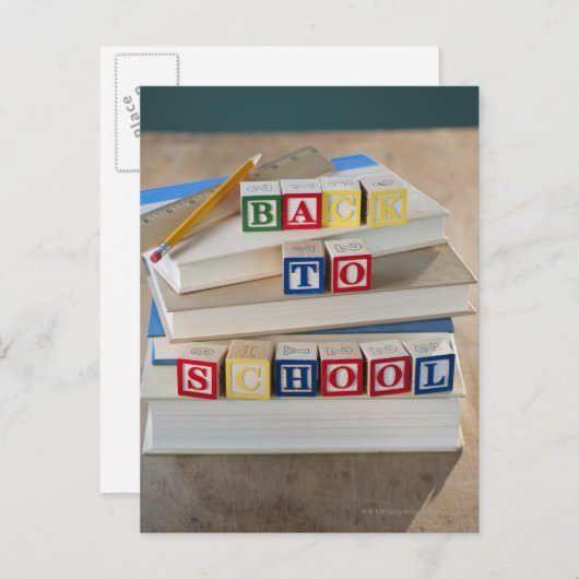 学校に戻る 積み重ねられた本の上の建築ブロック ポストカード (正面/裏面)