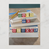 学校に戻る 積み重ねられた本の上の建築ブロック ポストカード (正面)