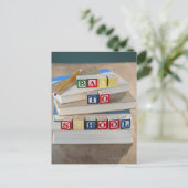 学校に戻る 積み重ねられた本の上の建築ブロック ポストカード (スタンド正面)