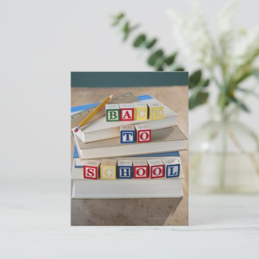 学校に戻る 積み重ねられた本の上の建築ブロック ポストカード (スタンド正面)