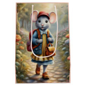 学校に行く途中の可愛いネズミの娘 ミディアムペーパーバッグ (裏面)