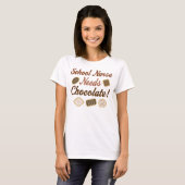 学校のナースはチョコレートを必要とします Tシャツ (正面フル)