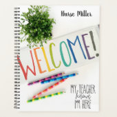 学校のナースへようこそ – 私の先生は私がここにいることを知っている プランナー手帳 (正面)