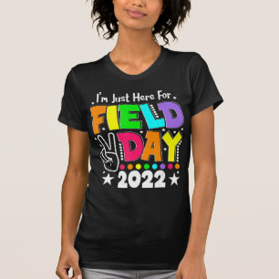 学校のフィールドの日先生フィールドDのためにここにいる Tシャツ