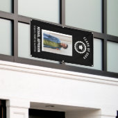 学校のロゴまたはマスコットマルーン写真卒業 横断幕 (ビルの外側)