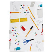 学校の事務用品パターン ミディアムペーパーバッグ (裏面)