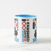 学校の可愛いモンスタートラックの100日をつぶした マグカップ (中央)