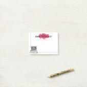 学校の心理学者のラップトップのポスト・イット ポストイット (デスク上)