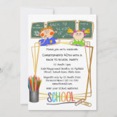 学校の教室の黒板の漫画の子供たちのカラフル 招待状 (正面)