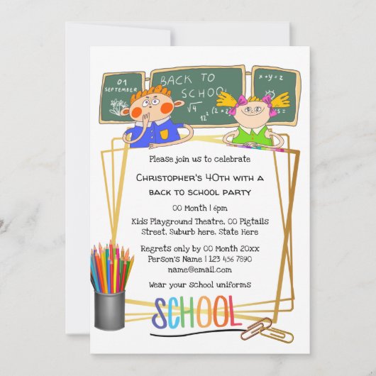 学校の教室の黒板の漫画の子供たちのカラフル 招待状 (正面)