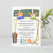 学校の教室の黒板の漫画の子供たちのカラフル 招待状 (スタンド正面)