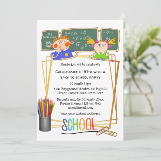 学校の教室の黒板の漫画の子供たちのカラフル 招待状 (スタンド正面)