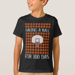 学校の100人の日用のボールを持つバスケットボール Tシャツ