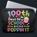 学校の100日とスティルポピンの女の子 ラップトップスリーブ<br><div class="desc">学校の100日と今でもポピンのユニコーンの女の子ポップ・アートのそれ</div>