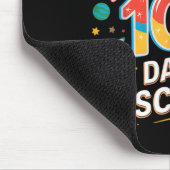 学校の100日目の少年の100日を通してブラストした マウスパッド (コーナー)