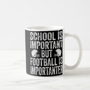 学校はサッカーが重要なフットバ コーヒーマグカップ