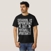 学校はサッカーが重要なフットバ Tシャツ (正面フル)