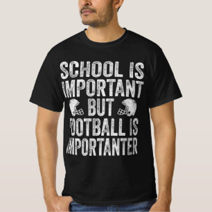 学校はサッカーが重要なフットバ Tシャツ